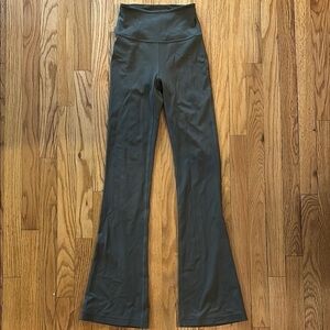 Lululemon sz 2‎ Groove Super-High-Rise Flared Pant Nulu Regular Army Green